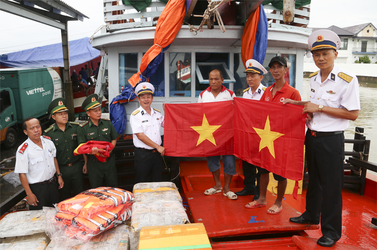 Vùng 2 Hải Quân: đỡ đầu con ngư dân các tỉnh miền Tây (17/04/2024)